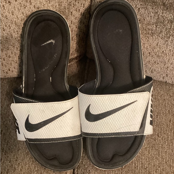 Nike men’s comfort black and white slides, size missing but - Picture 1 of 3
